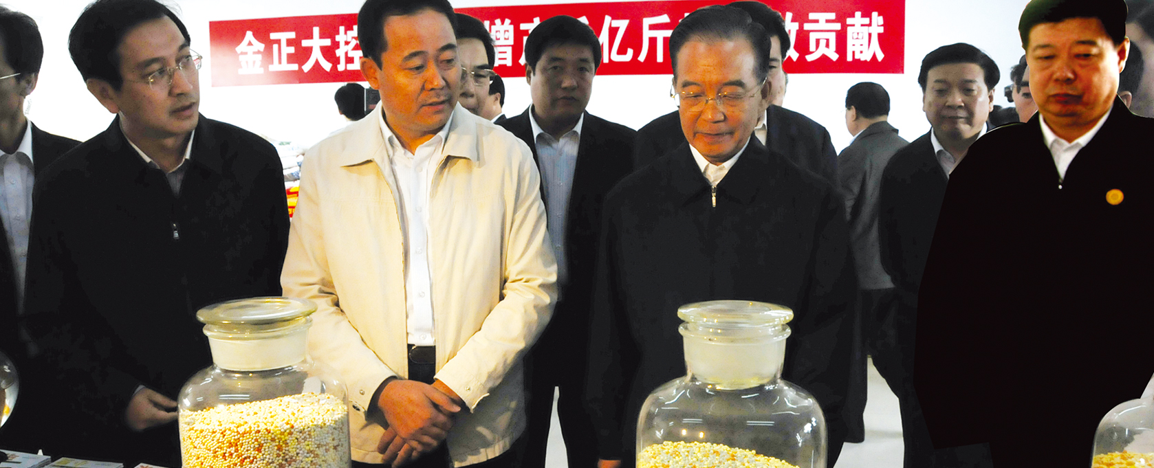 2009年10月29日，时任中共中央政治局常委、国务院总理温家宝视察金正大农化服务站。