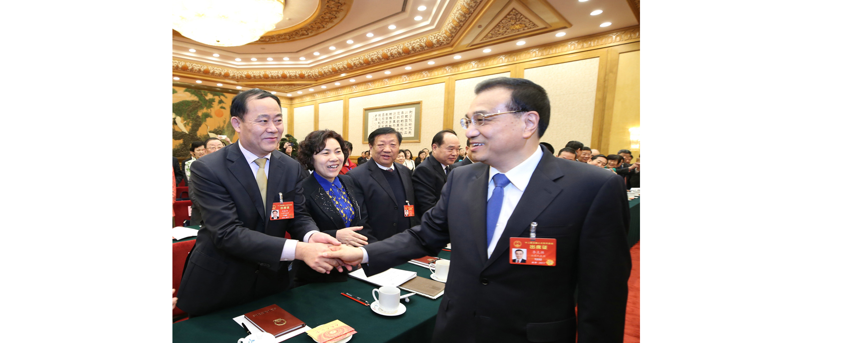 李克强总理与全国人大代表、金正大集团董事长握手交流